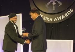 Lakhsmi Mittal recieving the Special Recogintion Award from Navdeep Singh Founder of the Sikh Awards